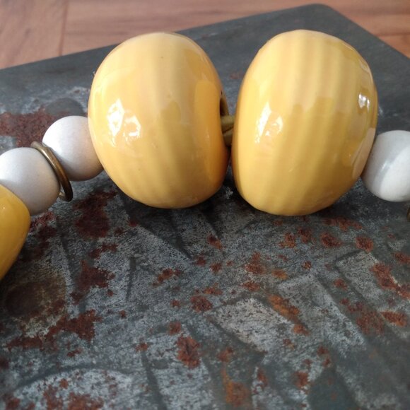 Vintage Yellow Chunky Ceramic Necklace Large Statement Beads Brass Rope - Picture 4 of 10